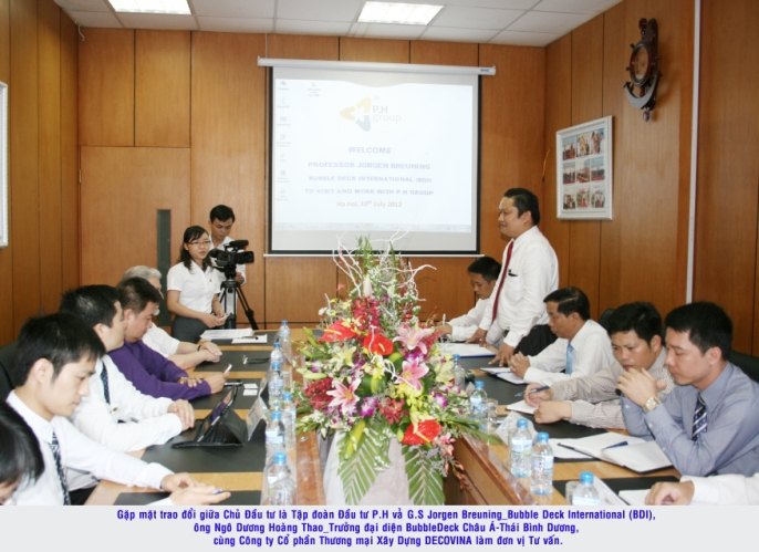 Mr. Jorgen Breuning làm việc với P.H Group